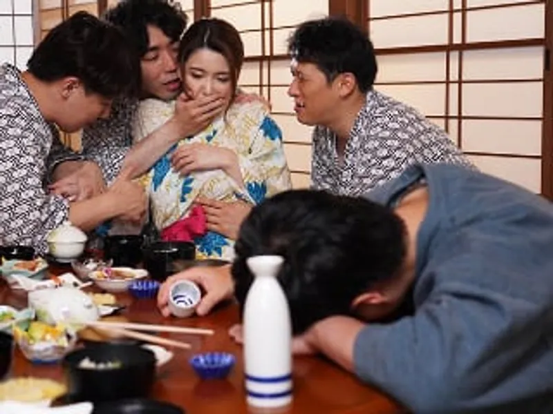 đưa cô vợ đi suối nước nóng, gã chồng không biết cô vợ bị người khác xxx sấp mặt