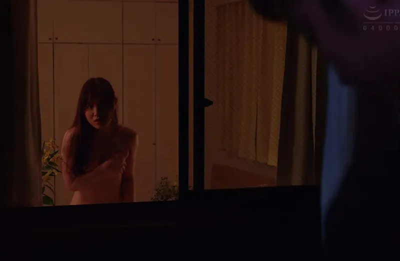 Người phụ nữ hàng xóm ông xã chồng cạnh nhà thường xuyên thay đồ ở ngay cửa sổ